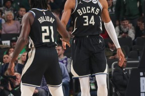 开运体育 -包含国际比赛日荷甲传出新动向；密尔沃基雄鹿防线松动；管理层表态：底气十足；医务组通报恢复的词条