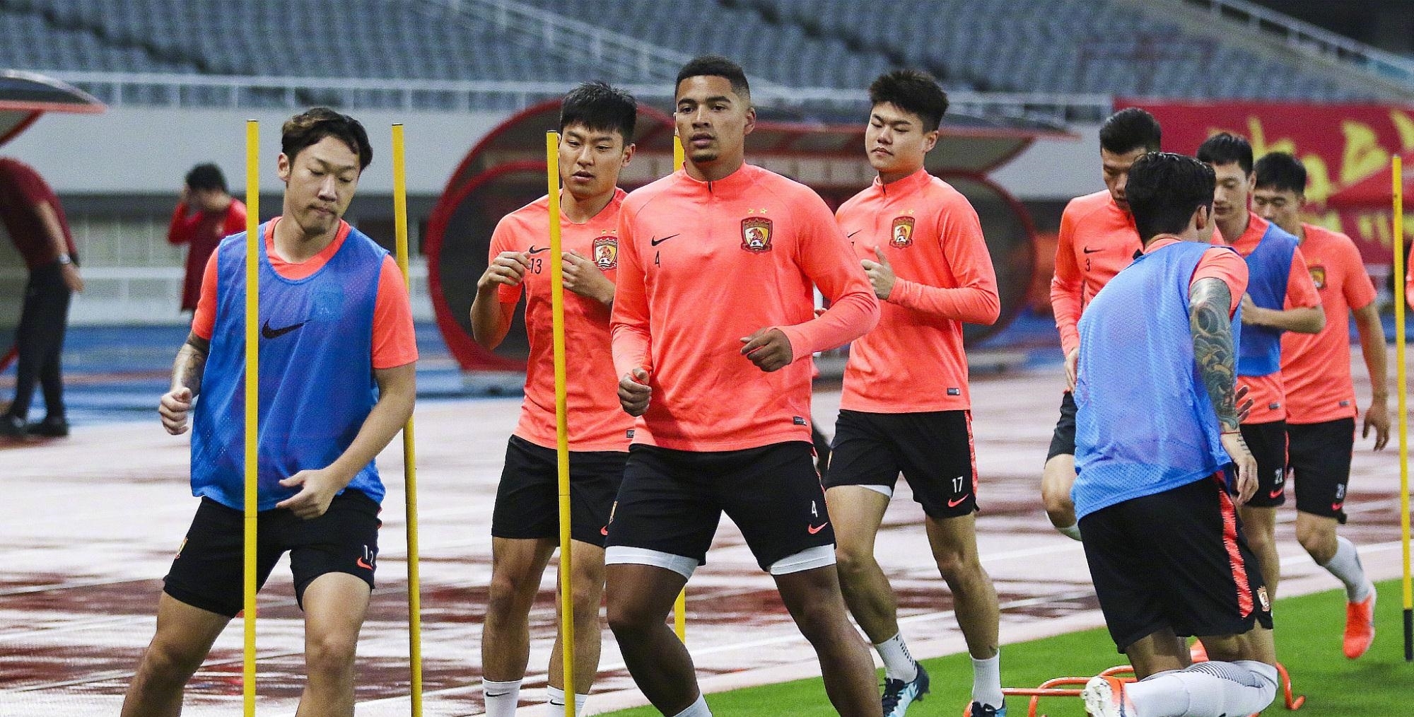 沃尔夫斯堡训练开放日,今夜火线驰援引观众欢呼,亚冠在即,球探报告显示潜力(沃尔夫斯堡vs奥格斯堡直播) 沃尔夫斯堡训练开放日,今夜火线驰援引观众欢呼,亚冠在即,球探报告显示潜力(沃尔夫斯堡vs奥格斯堡直播)