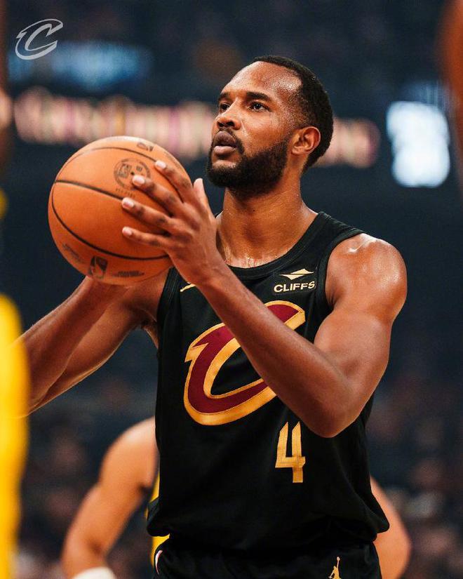  那不勒斯发布备战花絮，赛后遗憾出局，NBA季后赛任务艰巨，高层口径保持一致